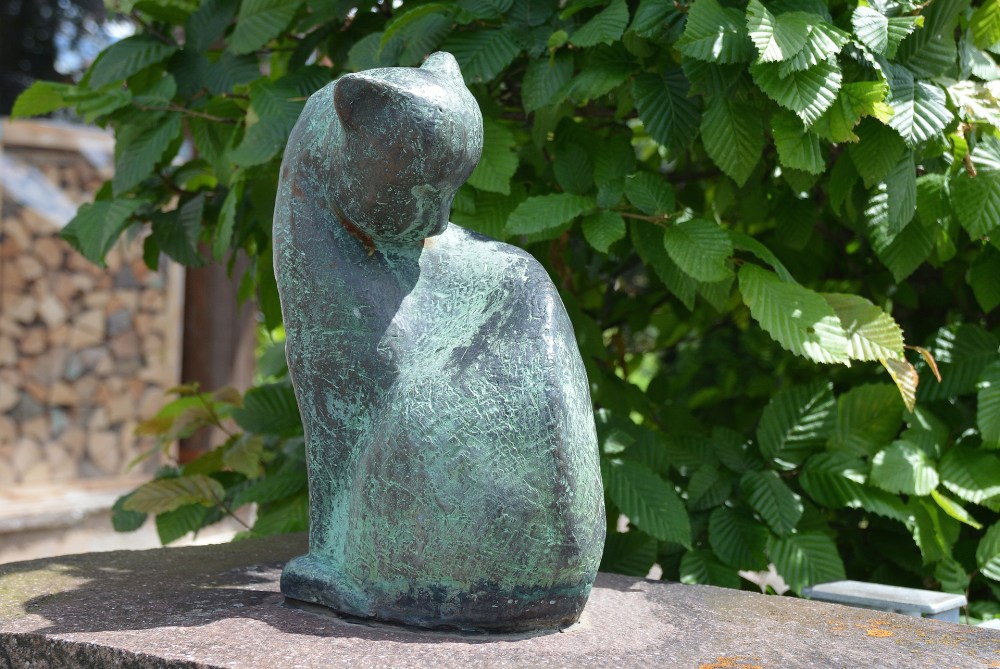 cat-from-stone-1518615_1920